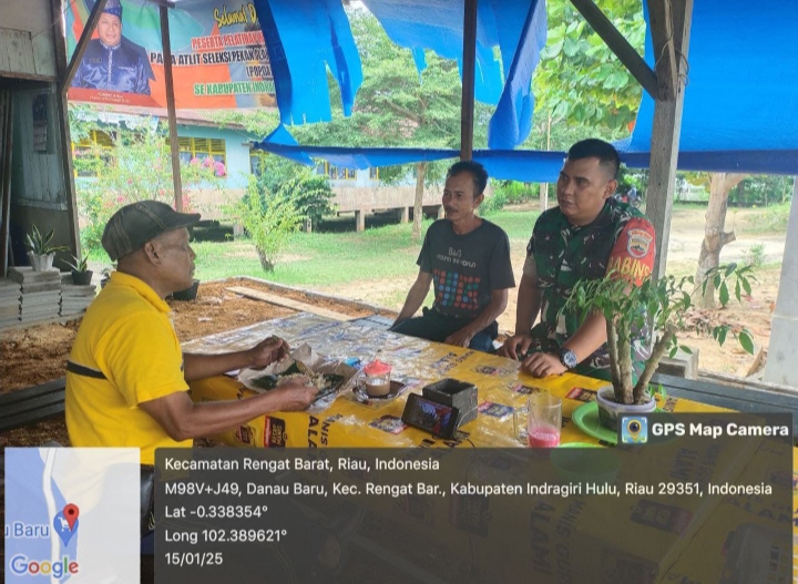 Sambangi Peternak Desa Danau Baru Babinsa Koramil 01/Rengat Lakukan Komsos Agar Akrab Dan Dekat