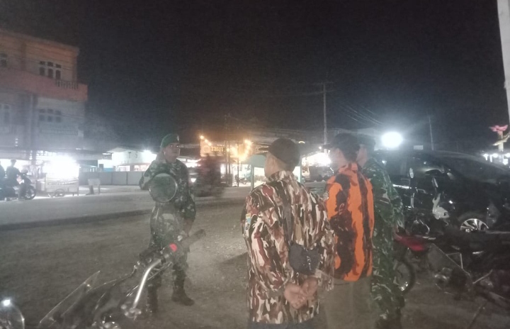 Tingkatkan Keamanan Lingkungan, Babinsa Gencar Laksanakan Patroli Siskamling