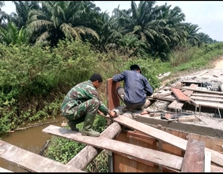 Tim Satgas Kodim 0302/Inhu Buru Pekerjaan Jembatan Gantung Garuda Desa Sialang Dua Dahan