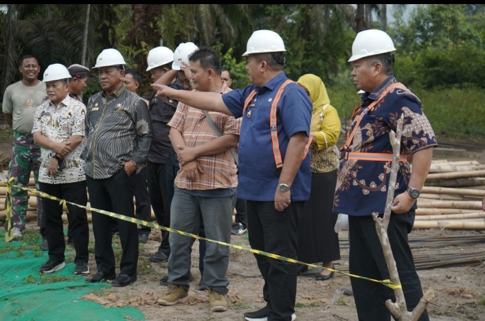 Bupati Asahan Tinjau Jalan Longsor Dan Progres Perbaikan Infrastruktur Kecamatan Bandar Pasir Mandoge