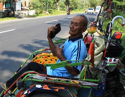 Nabung 20 Tahun, Tukang Becak Naik Haji