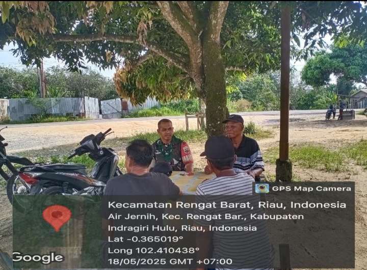 Komsos Dengan Warga, Babinsa Koramil/Rengat Lakukan Komsos  Rutin Untuk Pantau Wilayah Binaan