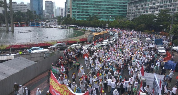 Diguyur Gerimis, Massa dari HI Terus Longmarch ke Monas