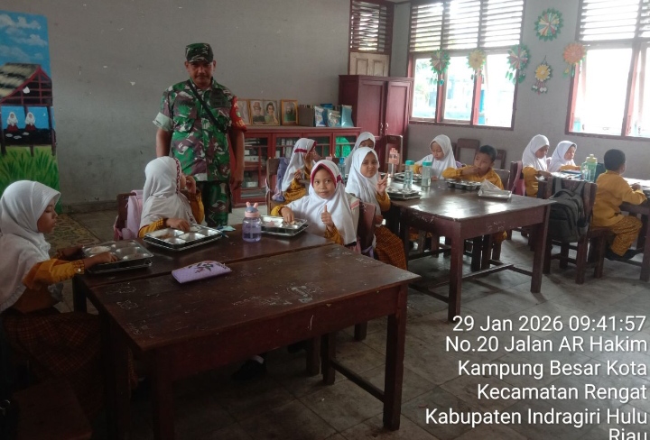 Babinsa Lakukan Pendampingan Program MBG SDN.011 Kambesko