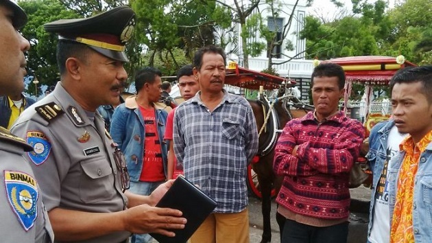 Polisi Sosialisasi Bahaya Radikalisme di Lokasi Jam Gadang Bukittinggi