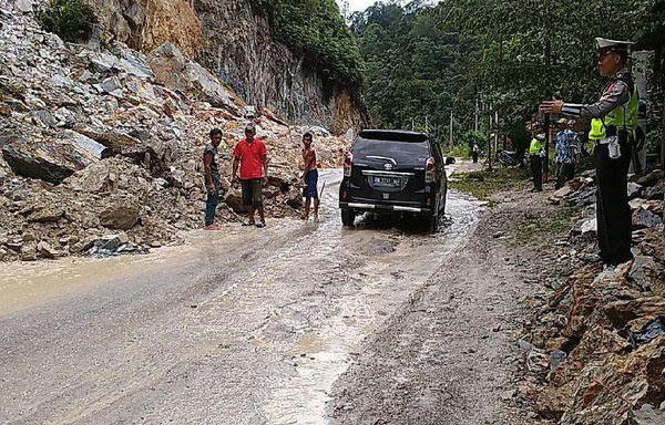 Terjadi Longsor di Jalur Riau-Sumbar di Kampar