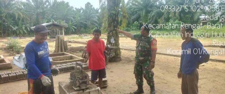 Sambangi Warga Desa  Binaanya Sebagai Pengerajin Batako Babinsa  Koramil 01/Rengat Lakukan Komsos