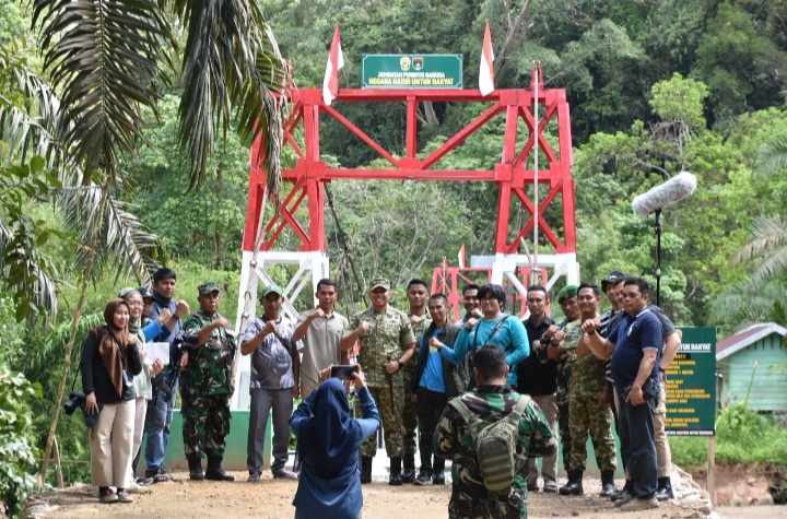 Dandim 0302/Inhu-Kuansing Bersama TVRI Riau Lakukan Kegiatan Syuting Terkait Tentang Jembatan Garuda Perintis.