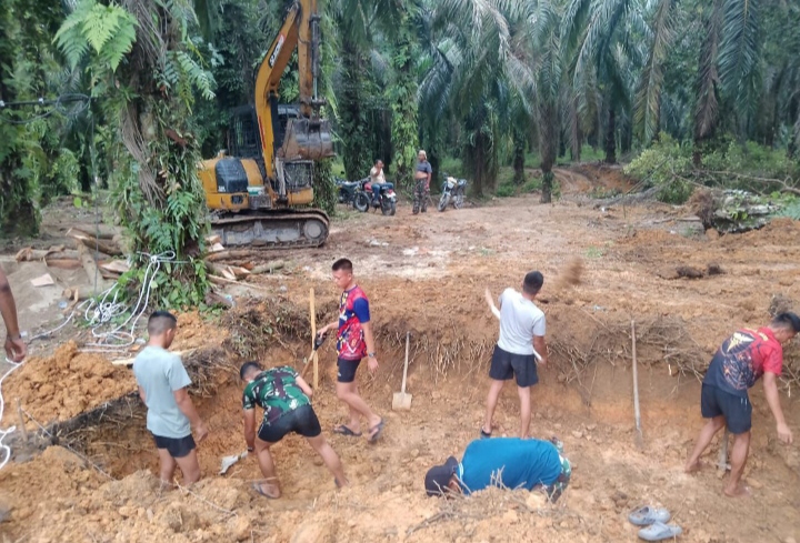 Akselerasi Pembangunan Jembatan Gantung Garuda Satgas Kodim 0302/Inhu Genjot Penanaman Cerocok