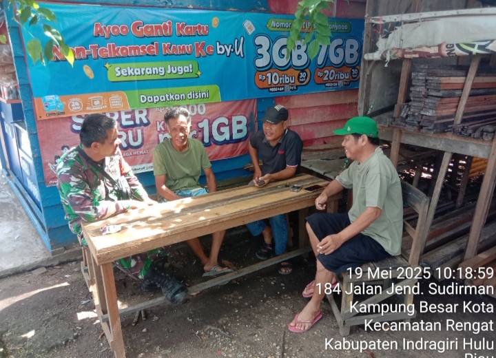 Babinsa Koramil 01/Rengat Pererat Hubungan Secara Harmonis Dan Humanis Kepada Warganya