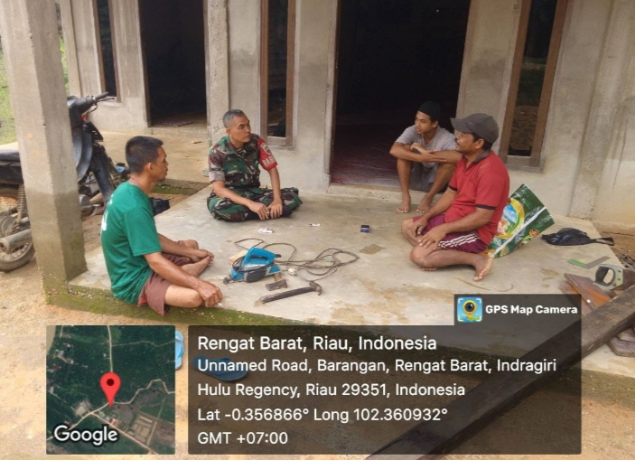 Mengisi Hari Libur, Babinsa Komsos Bersama Warga di Wilayah Desa Binaan