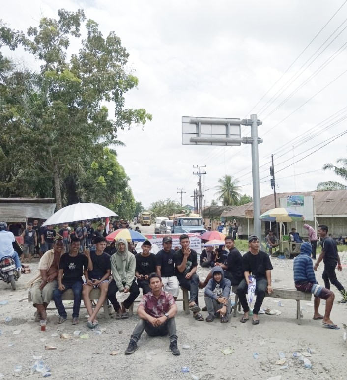 Ratusan Masyarakat Blokir Ruas Jalan Lintas Kisaran-Mandoge