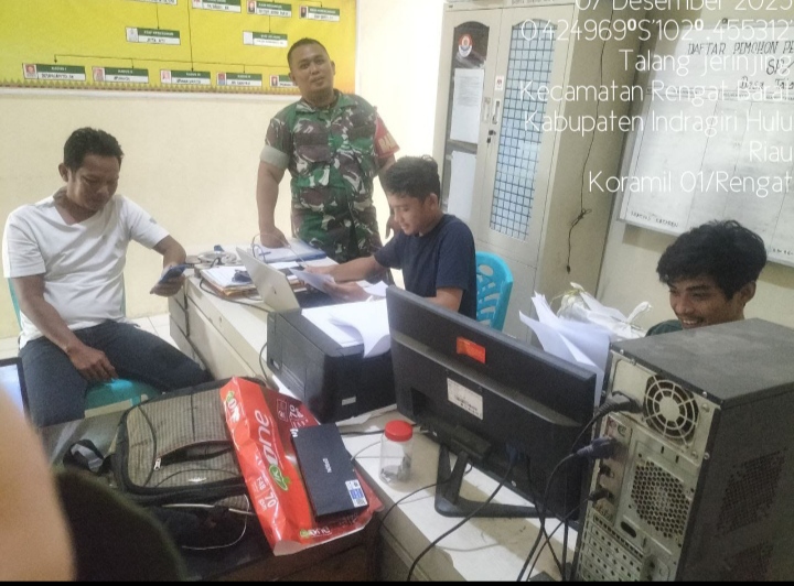 Ciptakan Kedekatan Semakin Akrab Dimomen Liburpun Digunakan Untuk Komsos Jumpai Warganya Didesa Binaan.