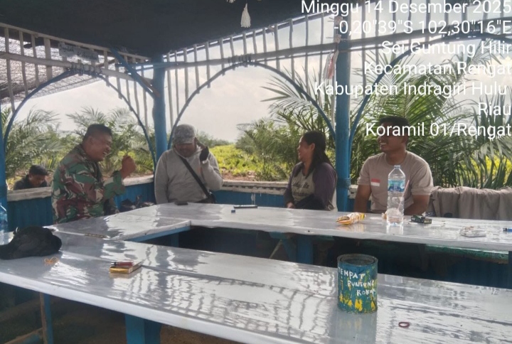 Komsos Dengan Warga,Babinsa  Koramil 01/Rengat Rutin Pantau Wilayah Berikan Mamfaat Kepada Masyarakat