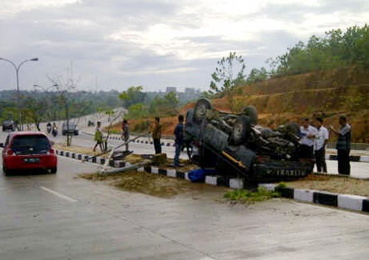 Pick Up Tabrak Tiang Listrik dan Terbalik di Median Jalan di Pelalawan