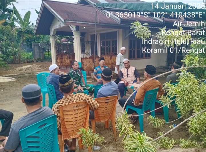 Hubungan Baik Tetap Harus Terjalin, Babinsa Melaksanakan Komsos Dengan Warga