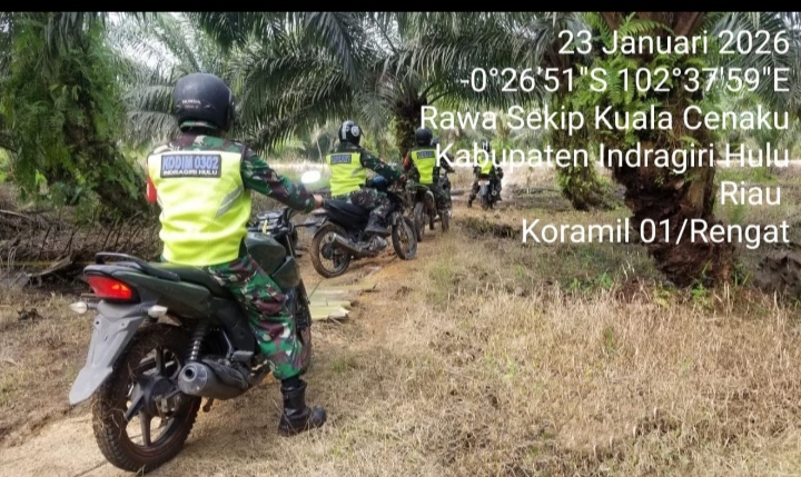 Meskipun Aman Dari Kemunculan Titik Api Babinsa Tetap Laksanakan Patroli Karhutla di Kecamatan Kuala Cenaku