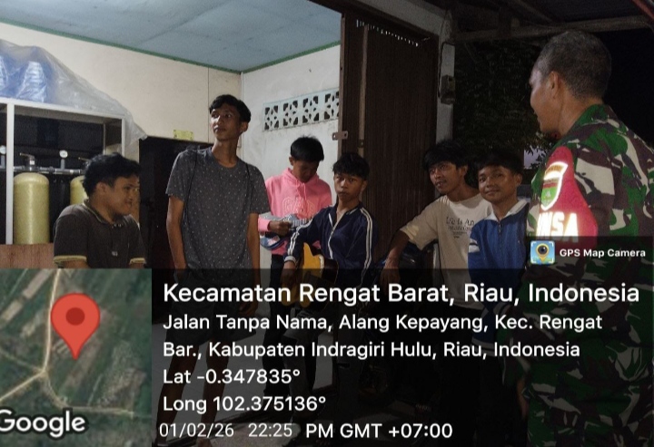 Telusuri Wilayah Desa Binaan  Babinsa Patroli Malam, Babinsa Koramil 01/Rengat  Hingga Dinihari