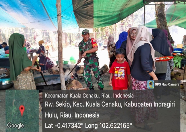 Rasa Peduli Terhadap Warganya Babinsa Bantu Warga Menyiapkan Pesta Hajatan