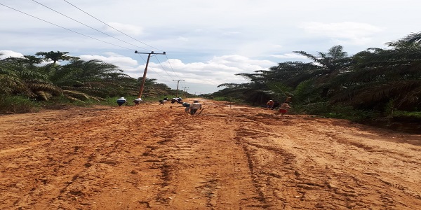 Miris Jalan Utama Desa Rawa Bangun Seperti Kubangan Kerbau