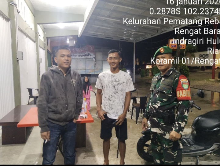 Babinsa koramil 01/Rgt Melaksanakan Patroli Malam Supaya Memberi Rasa Aman Kepada Warga.