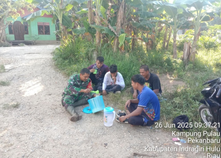 Babinsa Koramil 01/Rengat Kodim 0302/inhu.Melaksanakan Komsos Dengan Warga Desa Binaan.