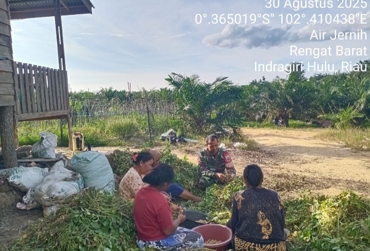 Babinsa Air Jernih Turun Melaksanakan Komsos Temui Masyarakat , Ini Penjelasanya