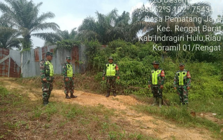 Waspada Terhadap Karhutla Babinsa Koramil 01/Rengat Laksanakan Patroli Di Kelurahan Pematang Reba