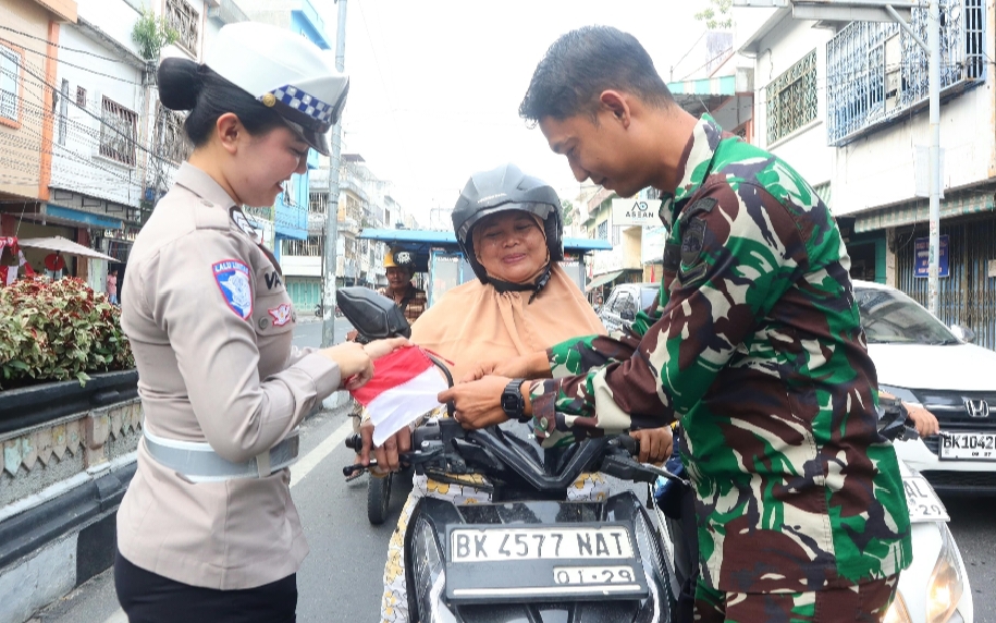 Polres Tebing Tinggi Bagikan 3.000 Bendera Merah Putih Sambut HUT ke 81 RI