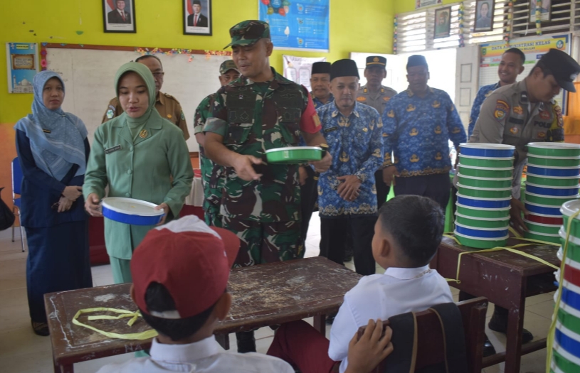 Jalankan Program Presiden Dandim 0302/Inhu Program Lakukan Makan Bergizi Gratis Di SDN 004 Seberida