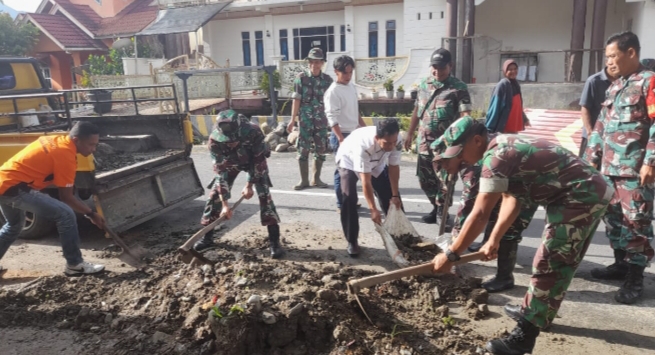 Koramil 01/Lubuk Sikaping Goro Bersihkan Material Beton Dijalan Simpang Raya