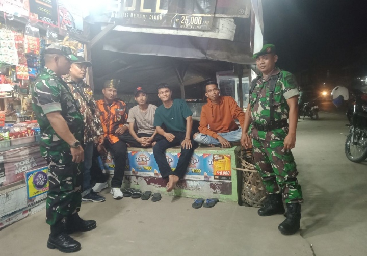 Jaga Ketertiban Dan Keamanan Babinsa Koramil 01/Rengat Gelar Patroli Siskamling Bersama Komduk