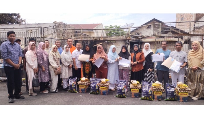 Ketua TP. PKK Kabupaten Asahan Beserta Rombongan Serahkan Tali Asih Kepada Korban Kebakaran Di Kelurahan Selawan