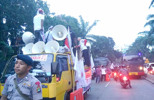 Masih Pagi, Massa Pro Ahok Sudah Berdatangan ke Kementan