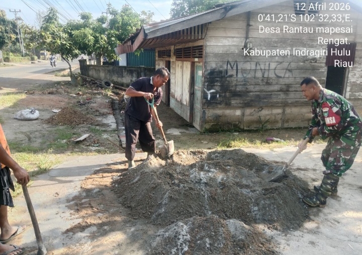 Peduli Dengan Warganya Babinsa koramil 01/Rengat Bantu Penggecoran Lantai Rumah