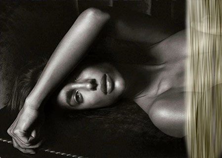 Irina Shayk Tampil Seksi di Sofa