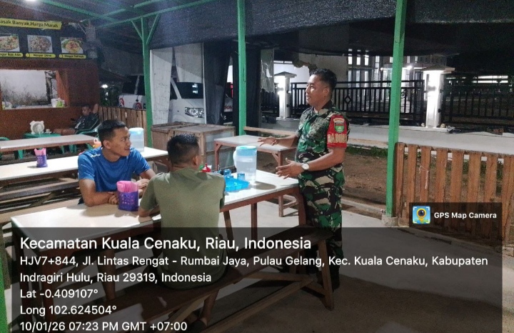 Hujan Gerimis Namun Babinsa Koramil 01/Rengat Melaksanakan Patroli Malam Guna Pastikan Wilayah Binaan Aman
