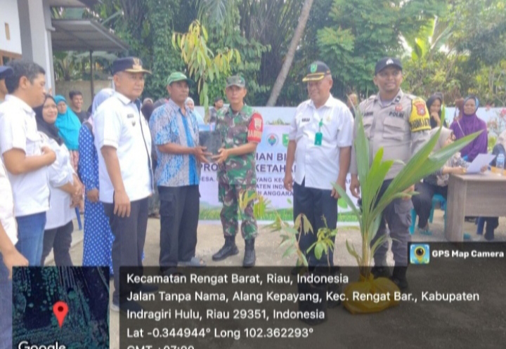 Sukseskan Hanpangan ,Babinsa Dampingi Penyerahan Bibit Buahan  Di Desa Binaan.