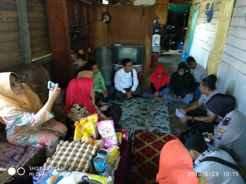 Jum'at Barokah Polresta Pekanbaru Mengunjungi Ibu Penjual Sayur Keliling