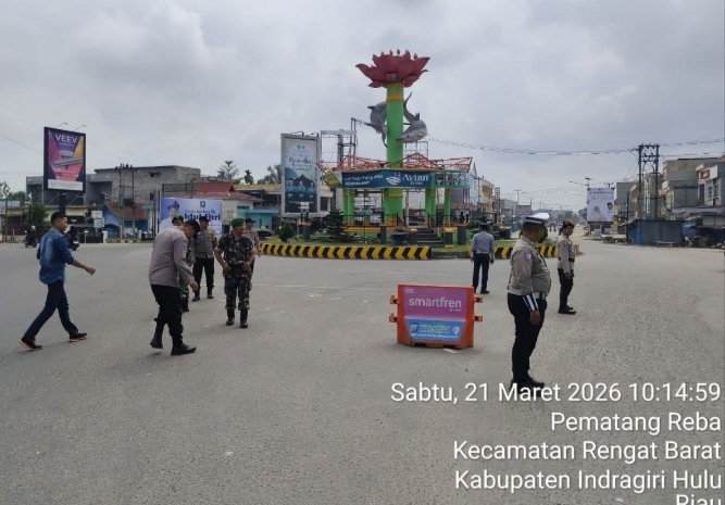 Babinsa Koramil 01/Rengat Laksanakan Pengamanan Arus Mudik 2026 di Pos PAM Yan
