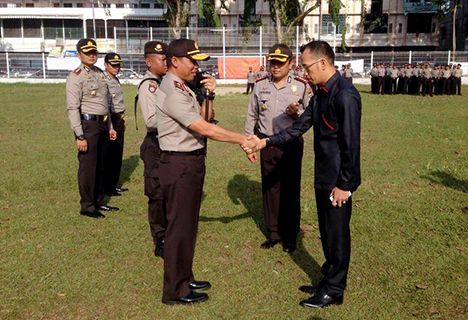 Kapolri Apresiasi Bripka Rudi, Polisi Gigih Peraih Gelar Doktor Hukum