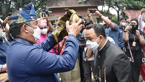 Bentuk Apresiasi Masyarakat Melayu, Wagub Riau Memasangkan Tanjak ke Anies Baswedan