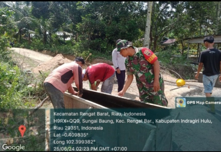 Perangkat Desa Dan Babinsa Tinjau Pemasangan gorong-gorong Jalan Desa.