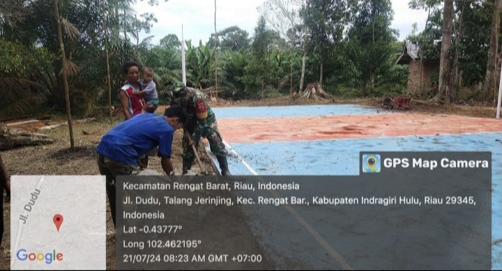 Perbaiki Lapangan Volly Ball Secara Gotong Royong Babinsa Ajak Warga