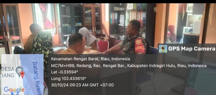 Sambangi Kantor Desa Redang Babinsa Koramil /01 Rengat Guna Jalankan Komsos.