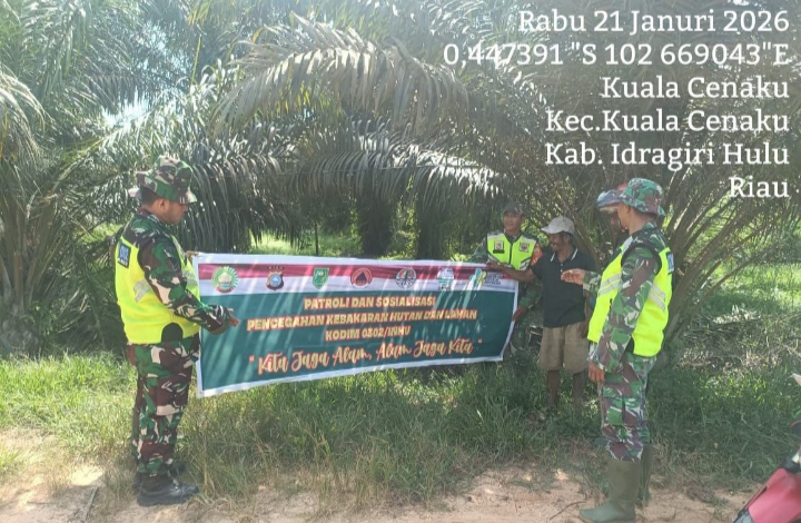 Untuk Cegah Ke akaran Babinsa Sertu Suyoto Laksanakan Patroli Karhutla di Desa Binaan Kuala Cenaku