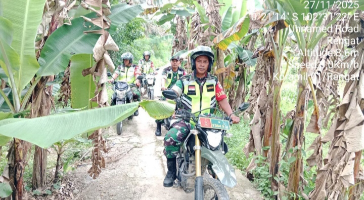 Telusuri Jalan Setapak  Babinsa Koramil 01/Rengat Kodim 0302/Inhu Cegah Karhutla Untuk Patroli dan Sosialisasi