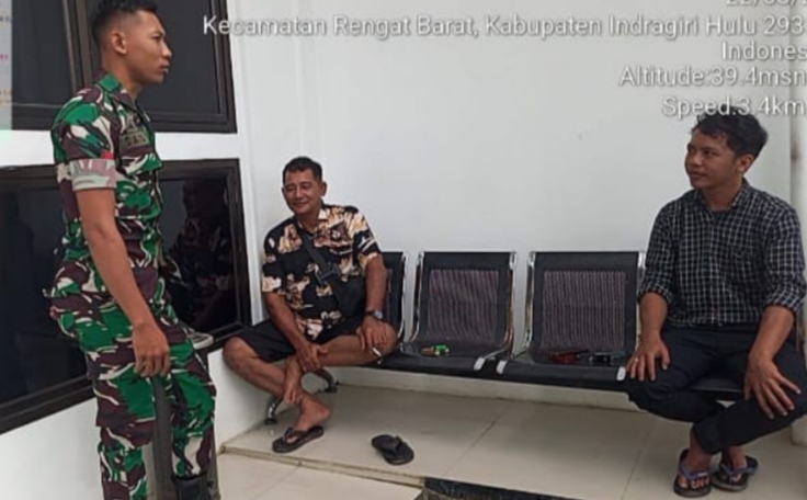 Berperan Aktif Babinsa Koramil 01/Rengat  Luangkan Waktu Untuk Komsos Dengan Masyarakat