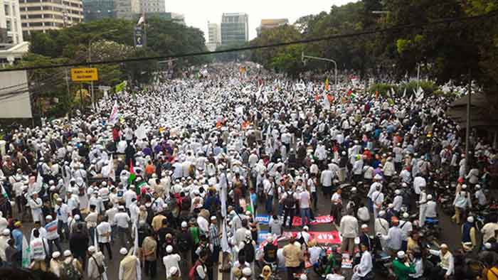 Liput Aksi 112, Wartawan Metro TV Dipukuli dan Diludahi Massa Aksi