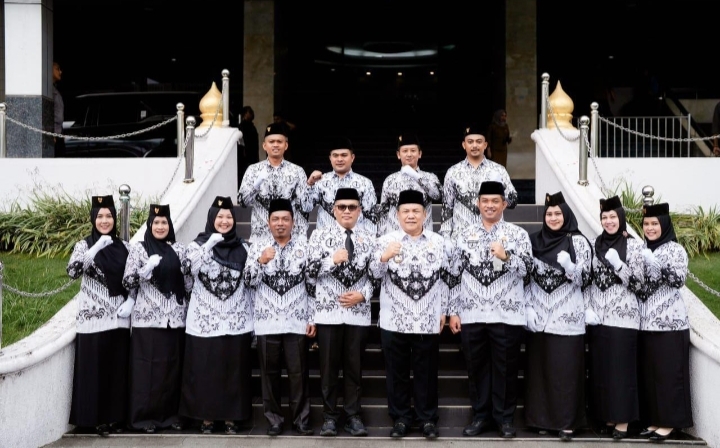 Kepsek SMAN PLUS Riau Laksanakan Upacara HGN Di Halaman Kantor Gubernur Riau